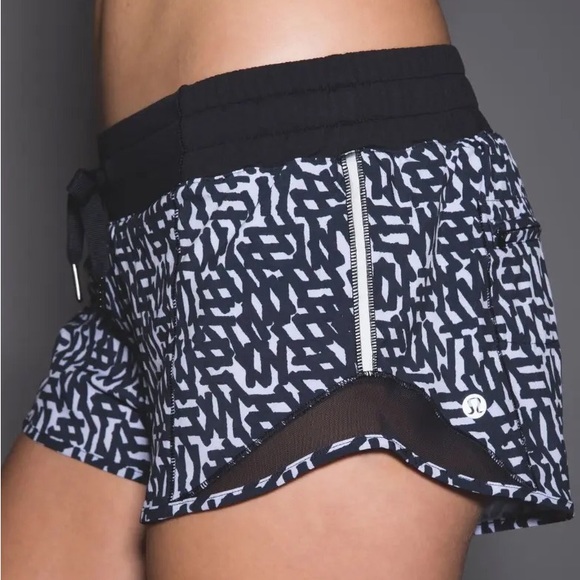 2.5” Lululemon net pop hotty hot shorts in white and black. Size 6. - Picture 2 of 14